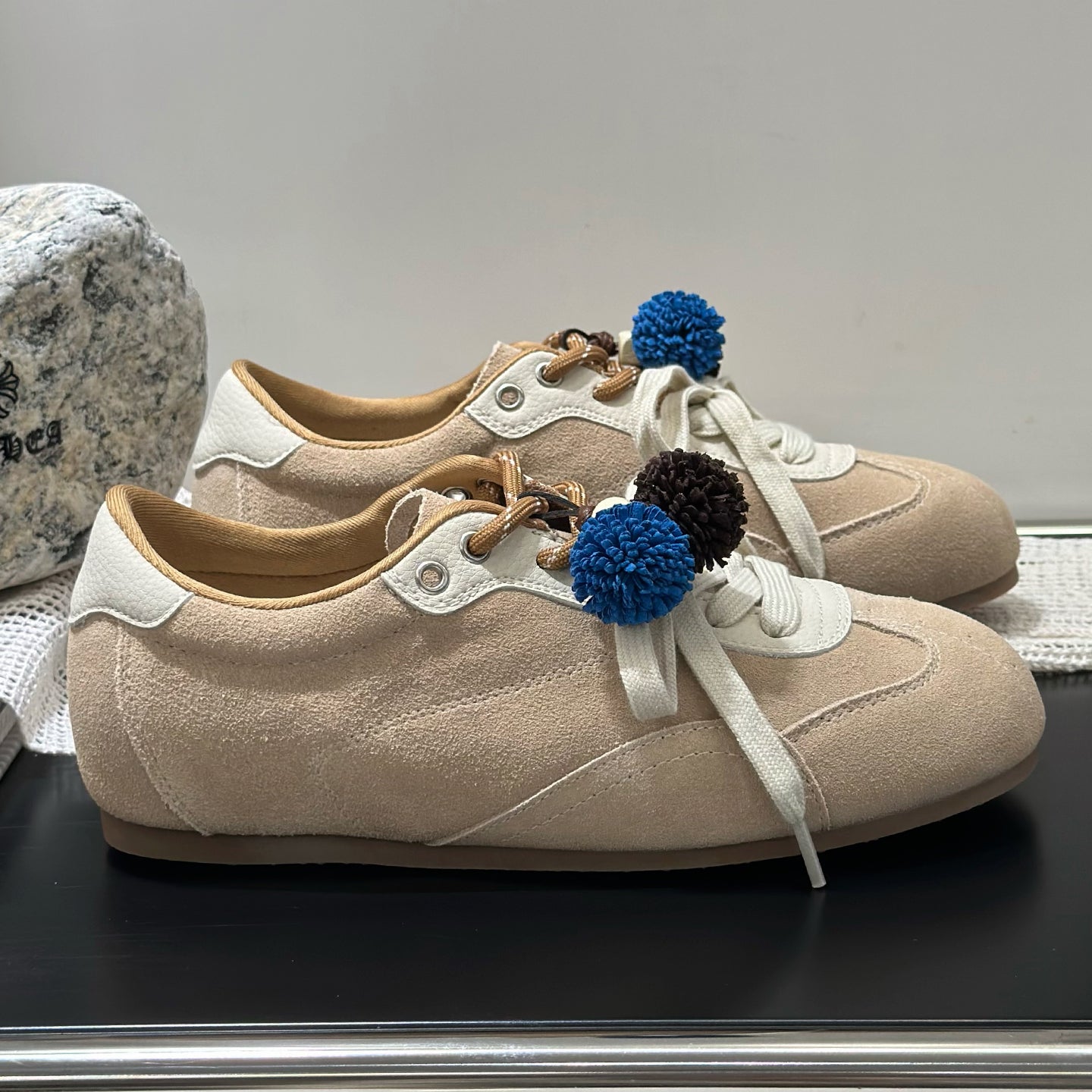Damen Sneaker Sportlich mit Pompons Flexibles Schnürsystem