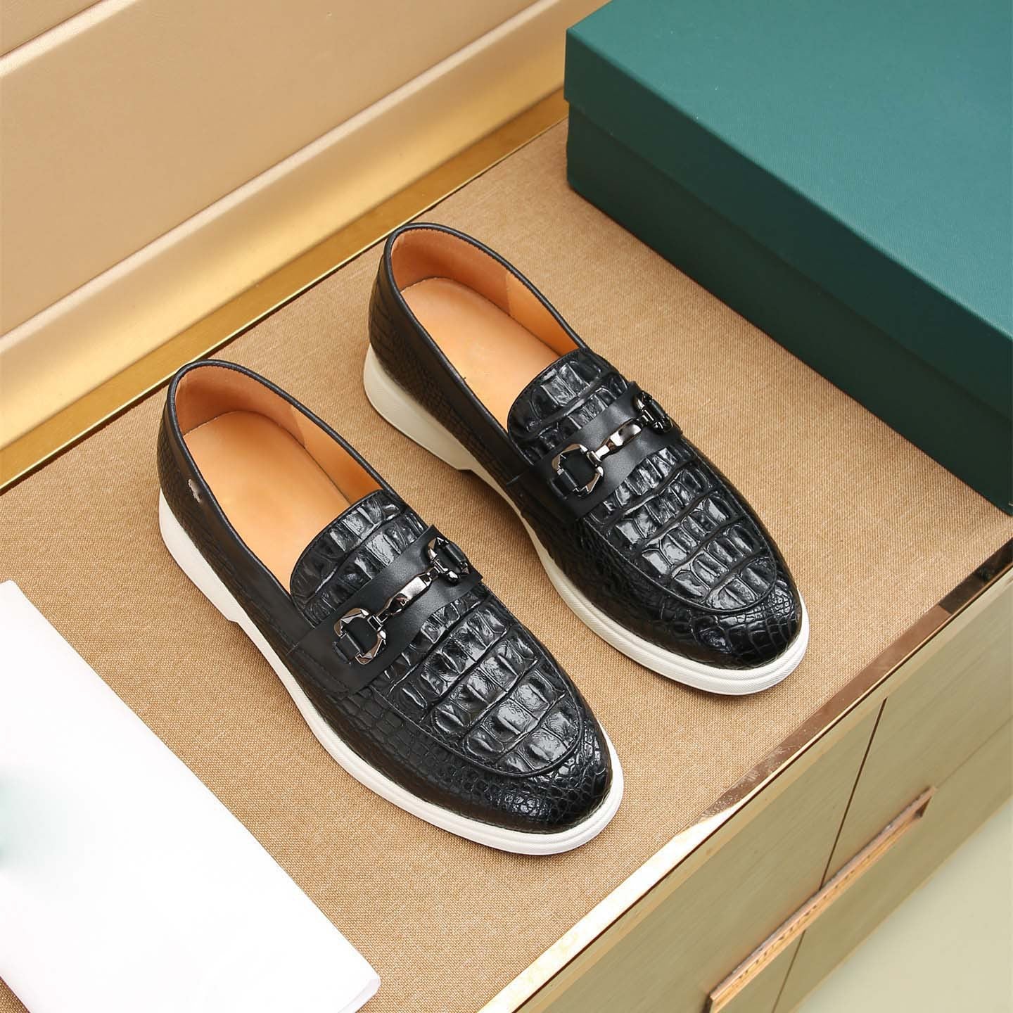 Damen Slipper Mokassin Leder Optik Krokodil Schwarz Elegант - BerlinGlamour