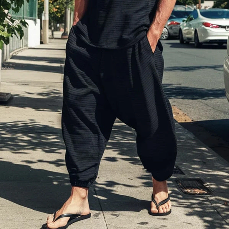 Herren Sommer Outfit mit Leichter Weste und Bequemen Hosen