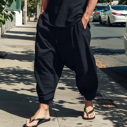 Herren Sommer Outfit mit Leichter Weste und Bequemen Hosen