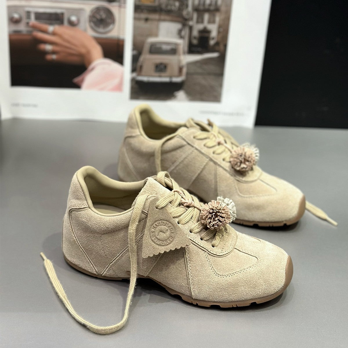 Damen Sneaker atmungsaktiv mit Pompon Detail Sportlich