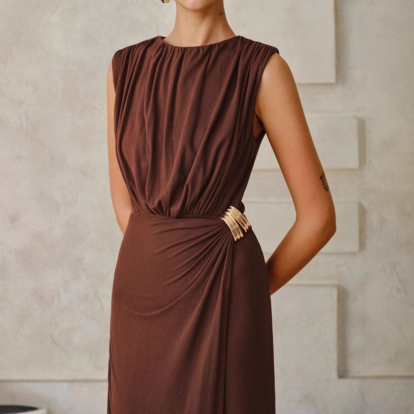Ärmelloses Damen Maxikleid aus Satin mit Raffungen