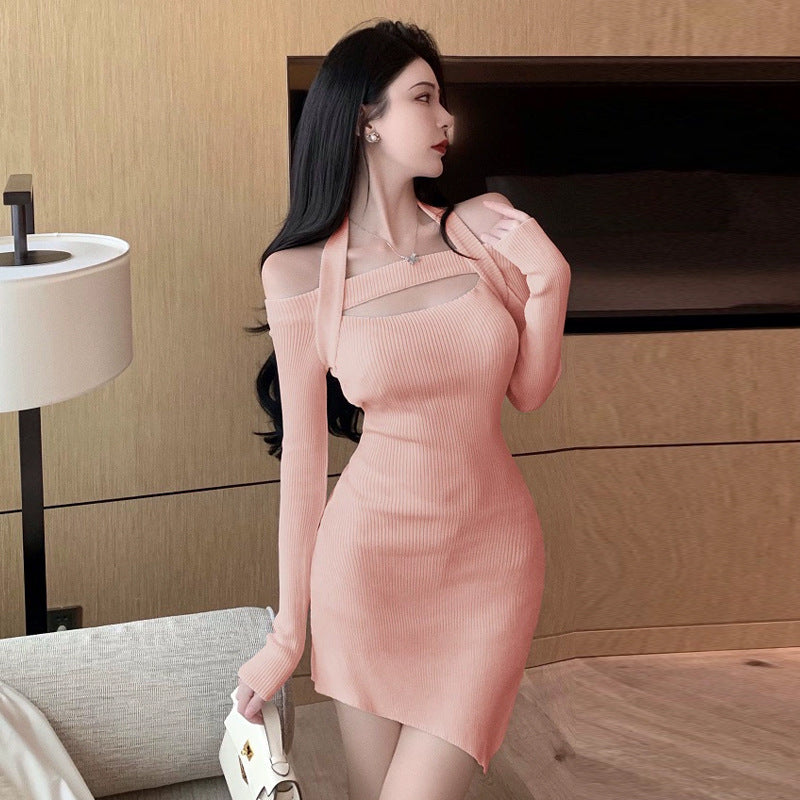 BerlinGlamour figurbetontes Strickkleid mit Halterausschnitt und freier Schulter