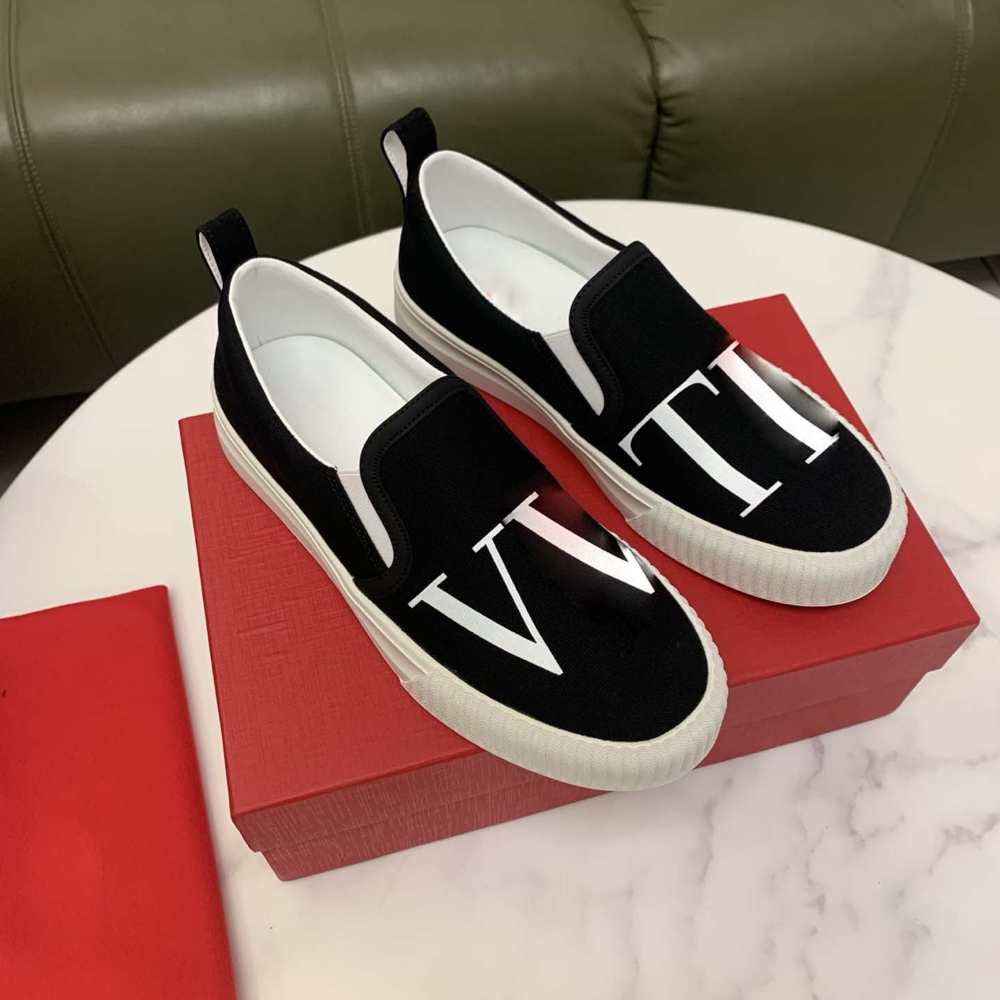 Damen Sneaker Slip-On Weite Passform Logo-Design Schwarz