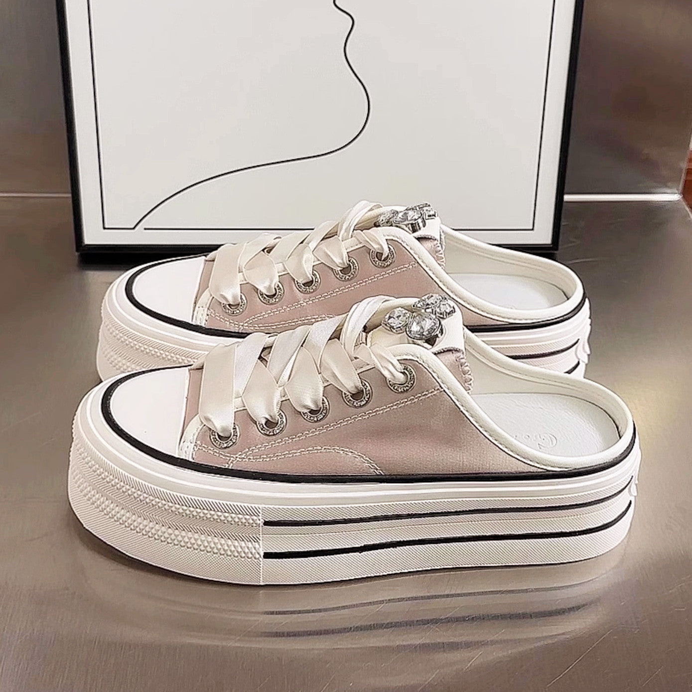 Damen Plateau Sneaker Glänzend Schnürsenkel Modern - BerlinGlamour