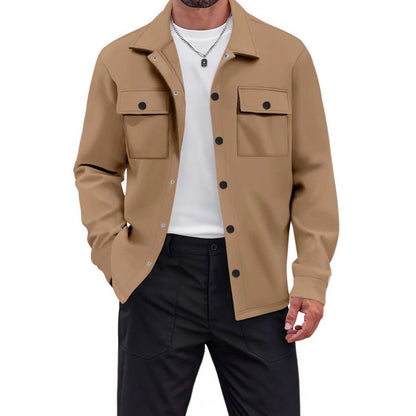 Ein modischer Herrenübergangsjacke ist ein Herrenübergangsjacke mit praktischen Funktionen und einer modernen Ausstattung. Zum Beispiel bietet er eine Vielzahl von Taschenfächern und - - BerlinGlamour
