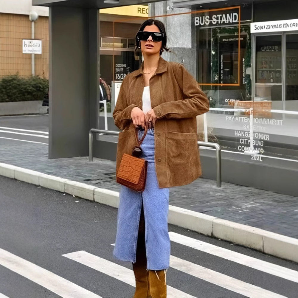 Damen-Wildlederjacke mit Praktischen Aufgesetzten Taschen und Elegantem Schnitt Berlin-Glamour.