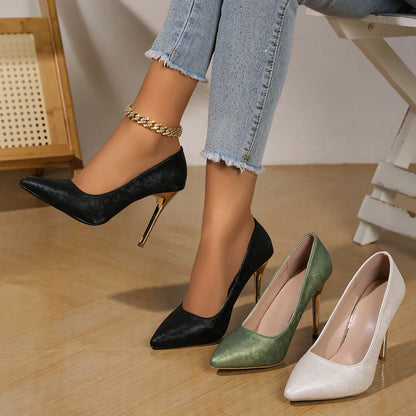 Elegante Satin Pumps mit Goldabsatz & Luxus Design - BerlinGlamour