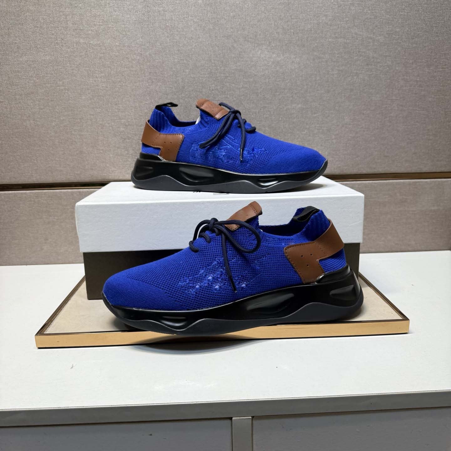 Damen Sneaker Sportlich atmungsaktiv mit elastischem Riemen - BerlinGlamour