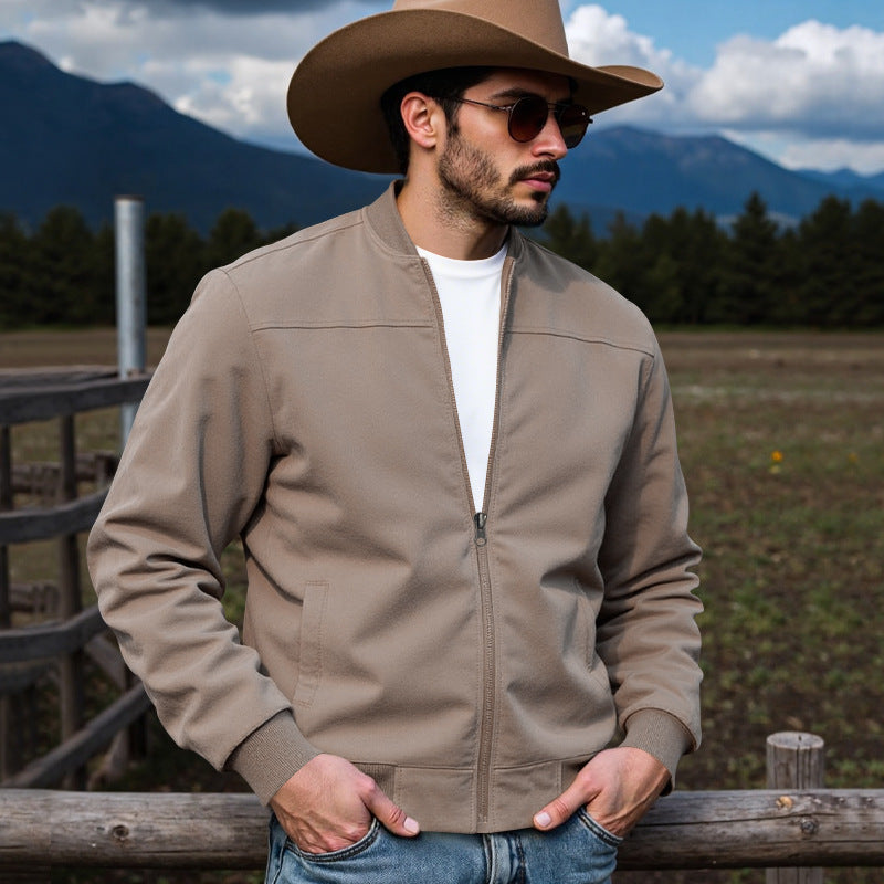 Moderne Outdoor-Beleuchtung für Damen mit praktischen und kontrastierenden Funktionen, elegante Designterle und hochwertigen Materialien.