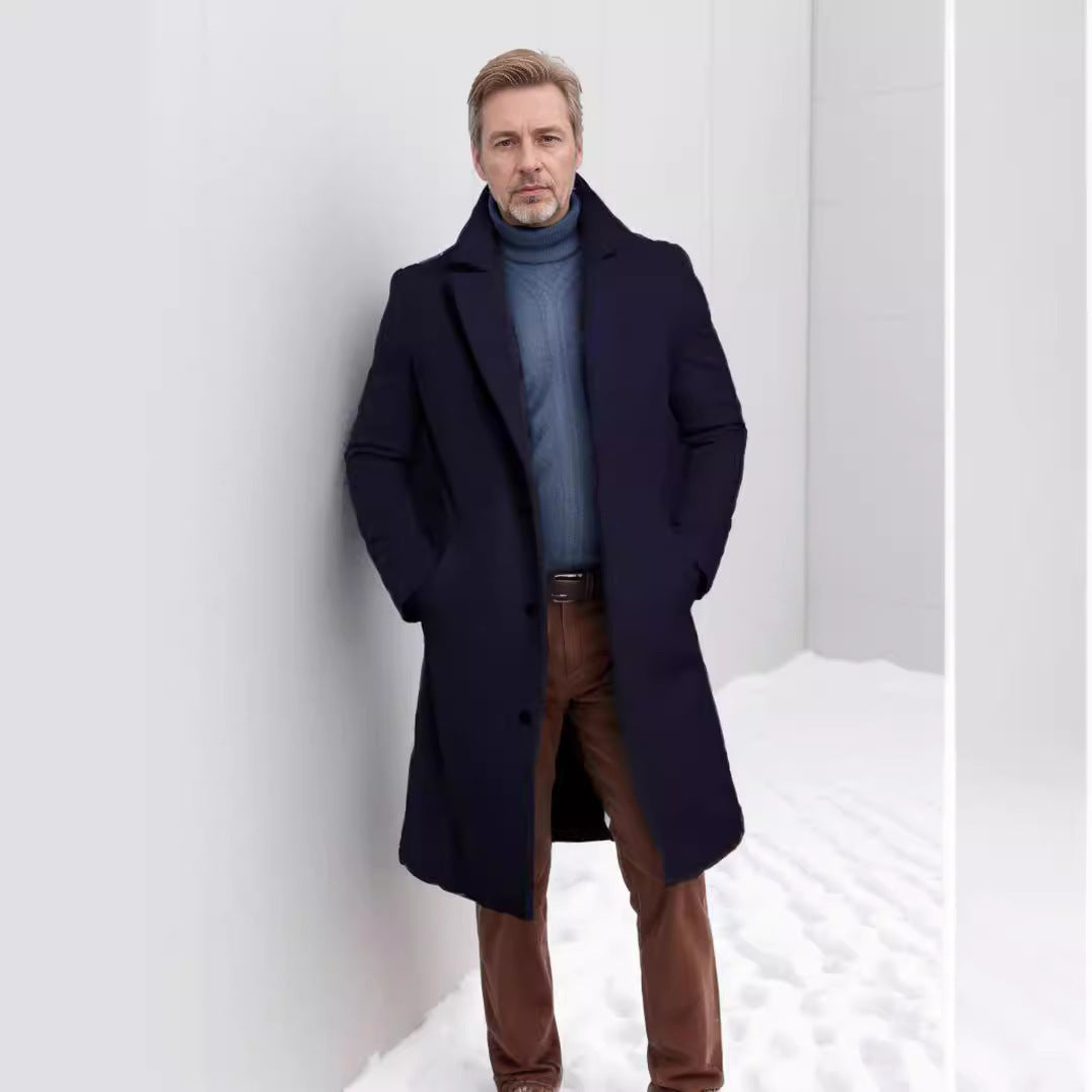 Für einen Online-Shop benötigen Sie einen eleganten Wollemantel mit klassischem Revers und praktischen Taschen. Der perfekte Titel wäre Eleganter Wollemantel mit klassischem Revers und praktischen