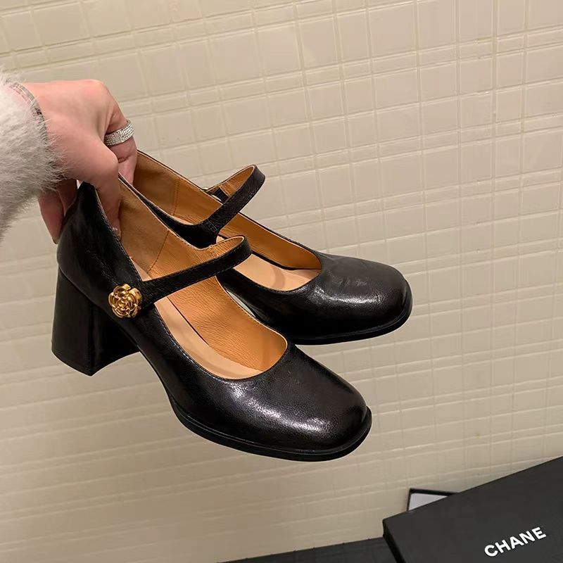Damen Pumps mit Riemen und Blumen Dekoration Elegant - BerlinGlamour