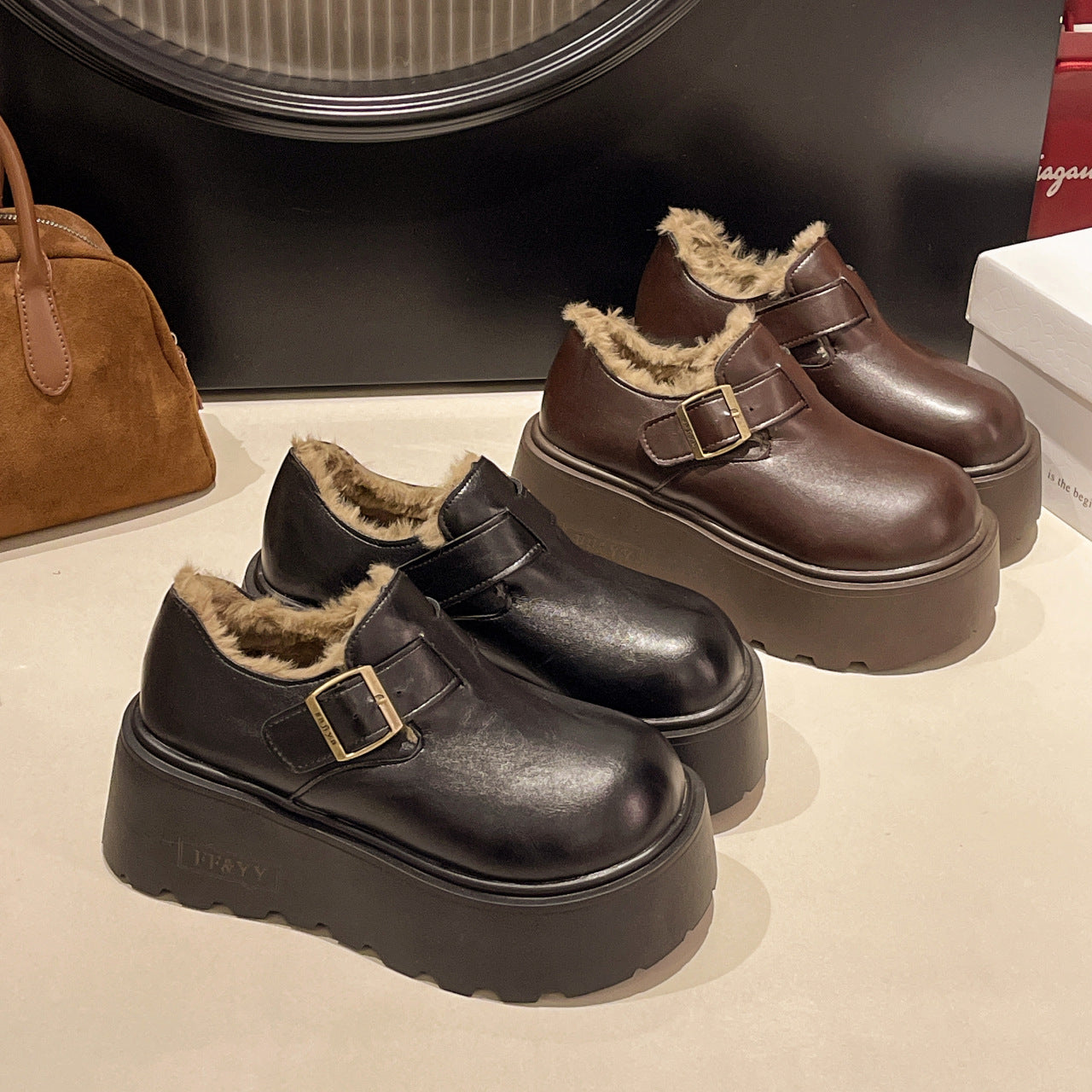 Damen Clogs Plattform mit Weichem Innenfutter und Stylischem Riemen