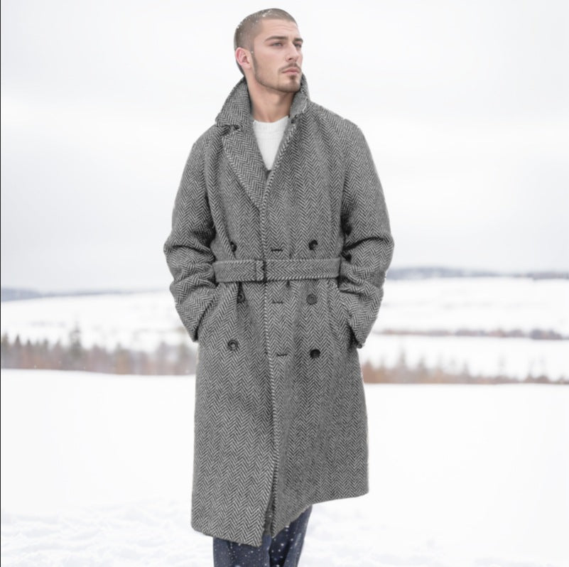Herren Wollmantel mit schickem Fischgrätmuster BerlinGlamour ist ein stylisher und moderner Schmuckkasten, der für den städtischen Alltag geeignet ist. Mit seinem sch