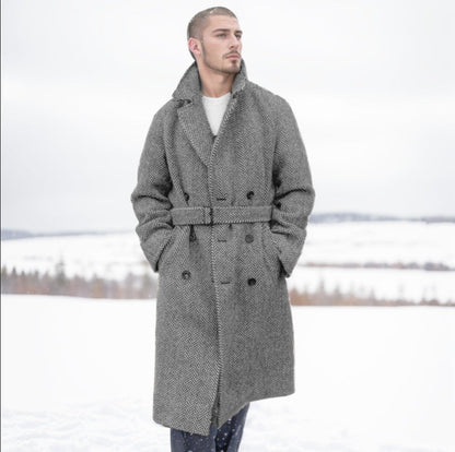 Herren Wollmantel mit schickem Fischgrätmuster BerlinGlamour ist ein stylisher und moderner Schmuckkasten, der für den städtischen Alltag geeignet ist. Mit seinem sch