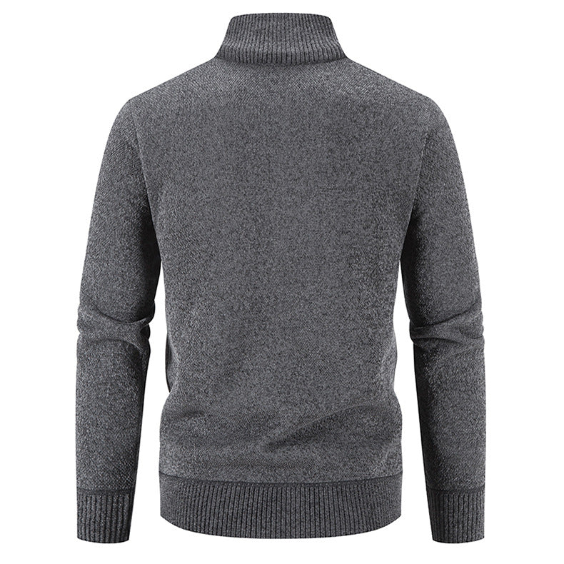 Elegante Strickjacke mit hohem Kragen und praktischen Reißverschlusstaschen BerlinGlamour.