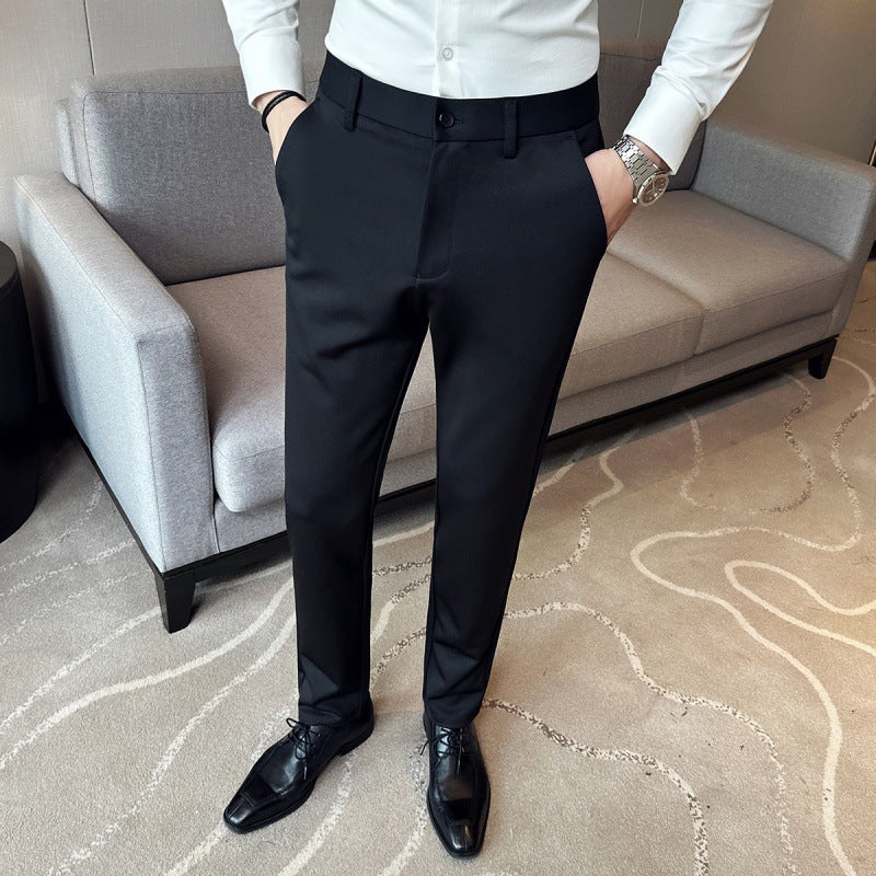 Moderne Stretch-Hosen-Anzughose aus leichtem Material mit seitlichen Taschen, die für den modernen Mann geeignet sind. Diese Hose ist besonders bequem, komfortabel und bietet viel Bewegungsfreiheit.