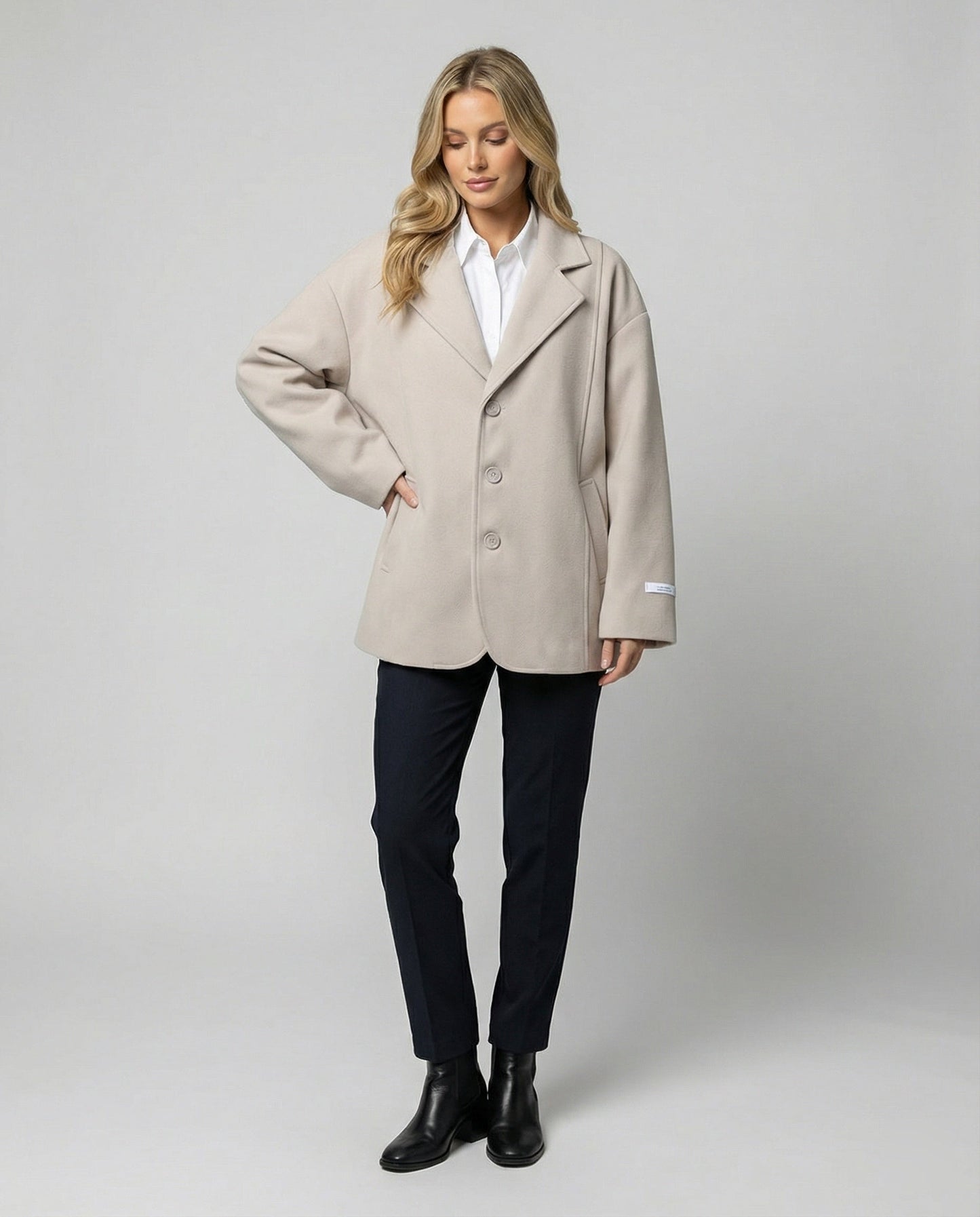 Damen Strickcardigan Weiß Großzügig Mit Knöpfen und Taschen - BerlinGlamour