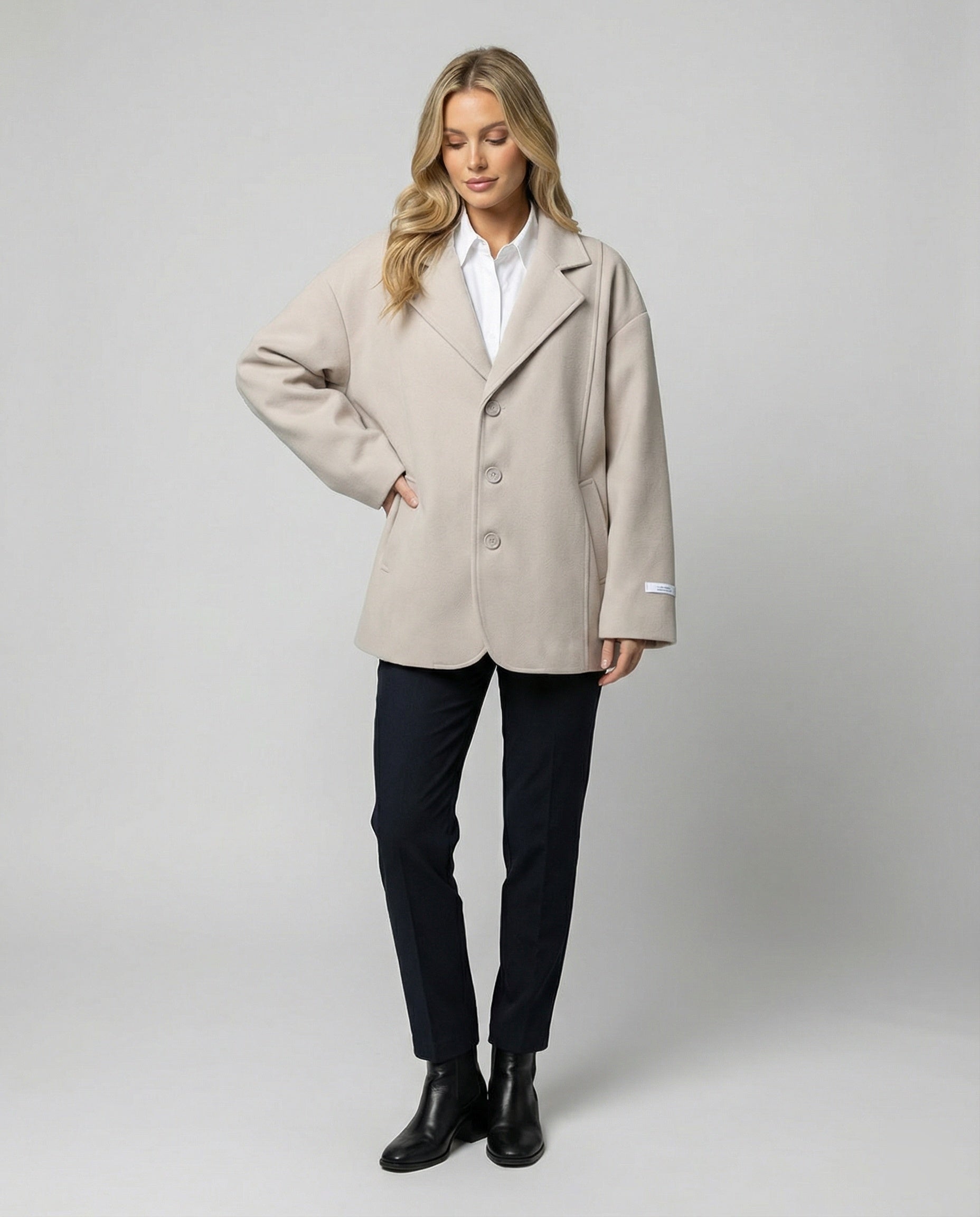 Damen Strickcardigan Weiß Großzügig Mit Knöpfen und Taschen - BerlinGlamour
