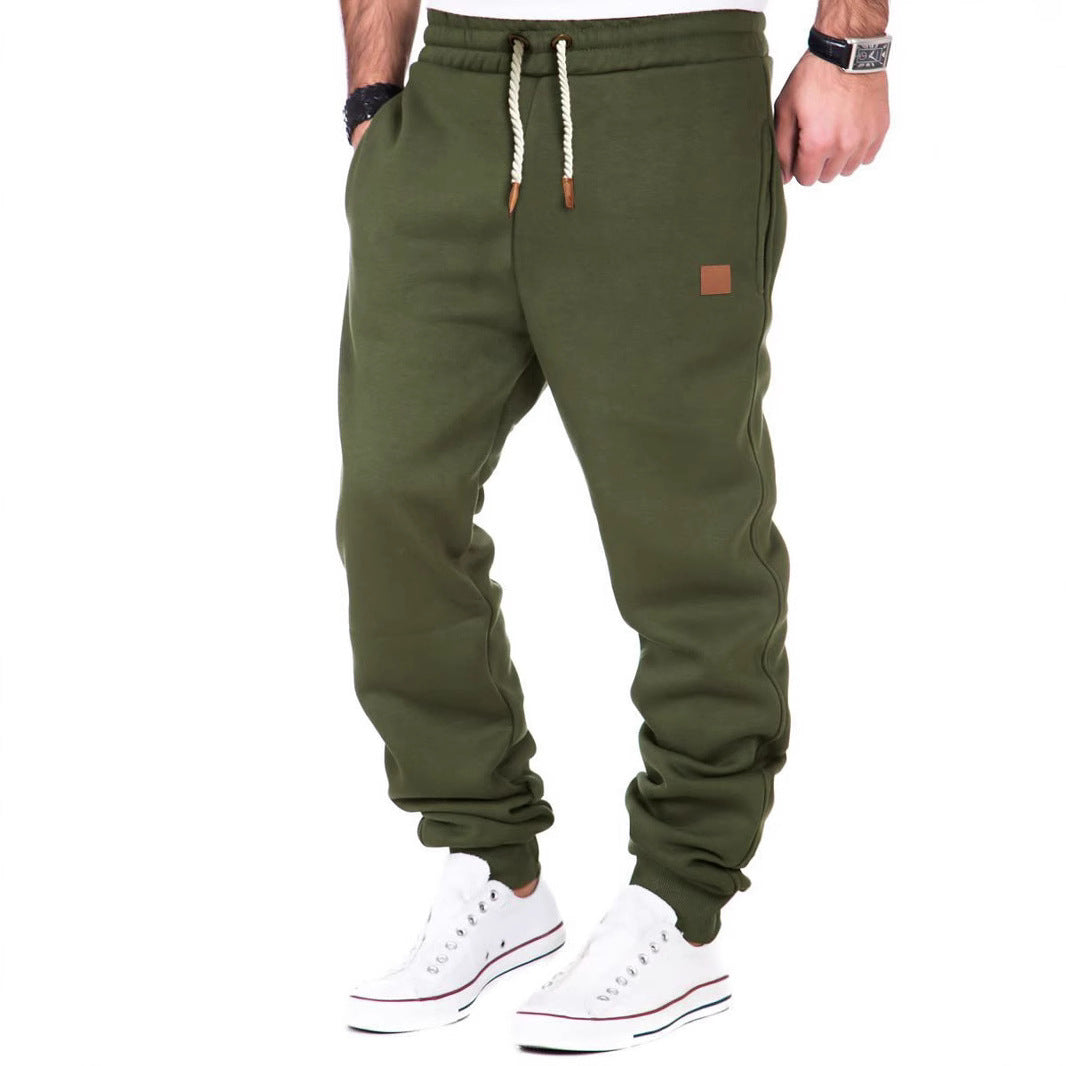 Herren bequeme Freizeit-Jogginghose mit elastischem Bund und praktischen Taschen BerlinGlamour. 
Her ist ein Stil, der die Herren bequemt, elastisch und praktisch macht
