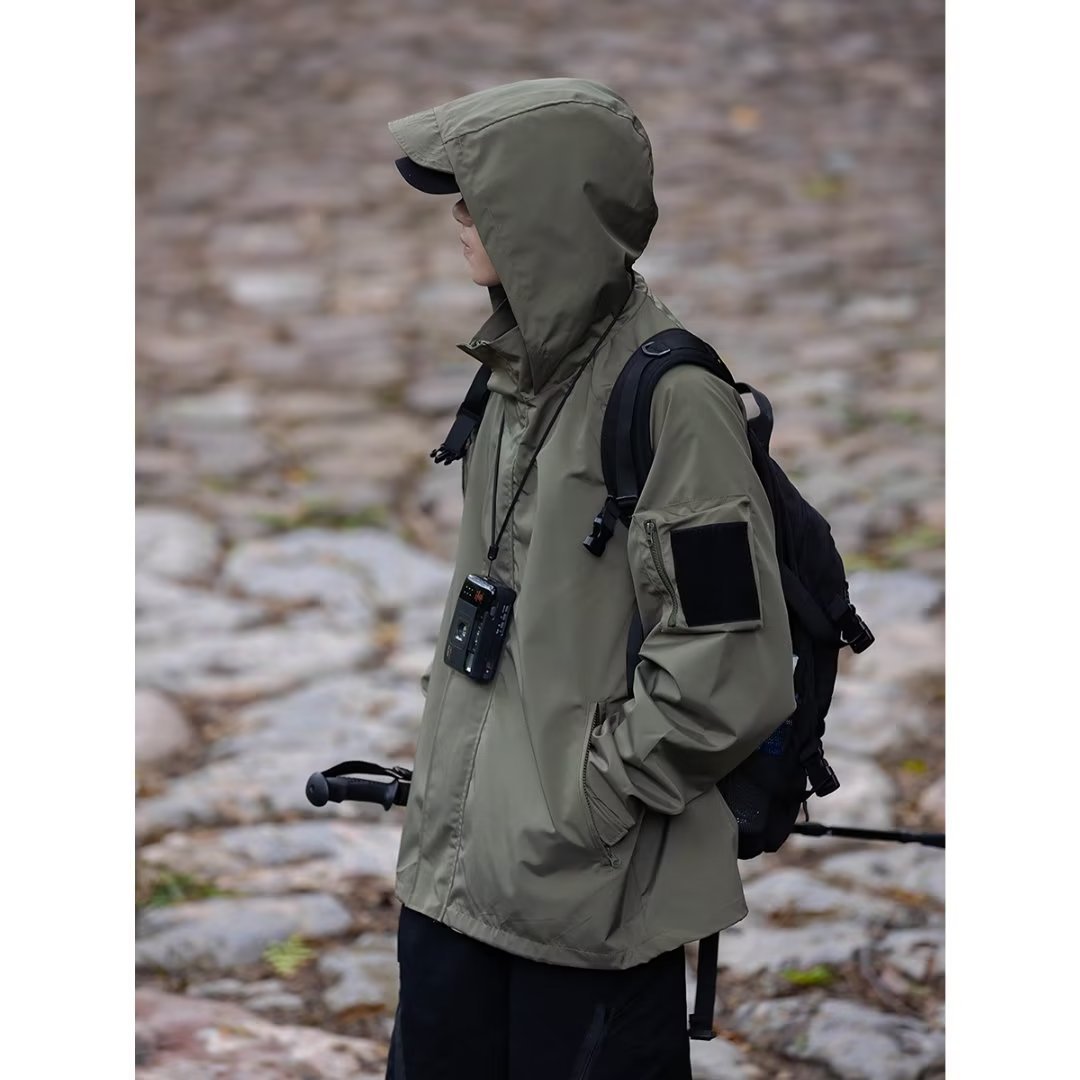 Herren Outdoorjacke Funktionell mit Taschen Verstellbares Kapuzenband - BerlinGlamour