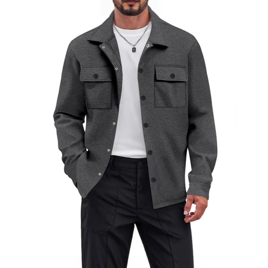 Ein modischer Herrenübergangsjacke ist ein Herrenübergangsjacke mit praktischen Funktionen und einer modernen Ausstattung. Zum Beispiel bietet er eine Vielzahl von Taschenfächern und -