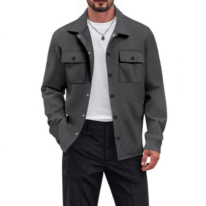 Ein modischer Herrenübergangsjacke ist ein Herrenübergangsjacke mit praktischen Funktionen und einer modernen Ausstattung. Zum Beispiel bietet er eine Vielzahl von Taschenfächern und -