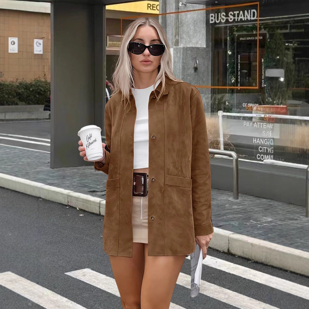 Damen-Wildlederjacke mit Praktischen Aufgesetzten Taschen und Elegantem Schnitt Berlin-Glamour. - BerlinGlamour