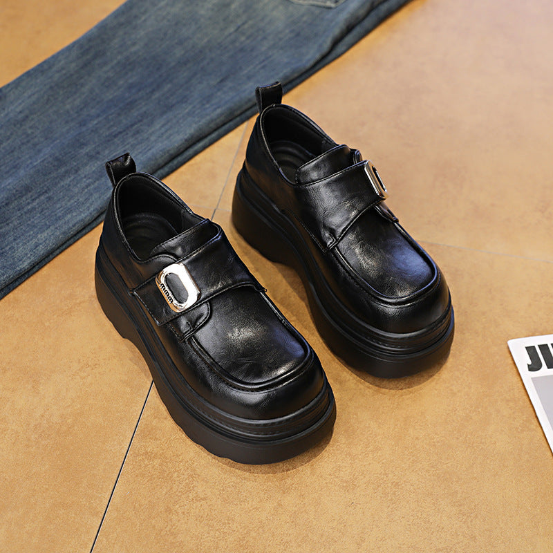 Damen Plateauschuhe Hoch mit Riemen und Dekoration - BerlinGlamour