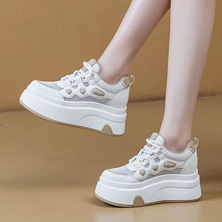 Damen Sneaker Plateau Modell mit Herzmuster Atmungsaktiv