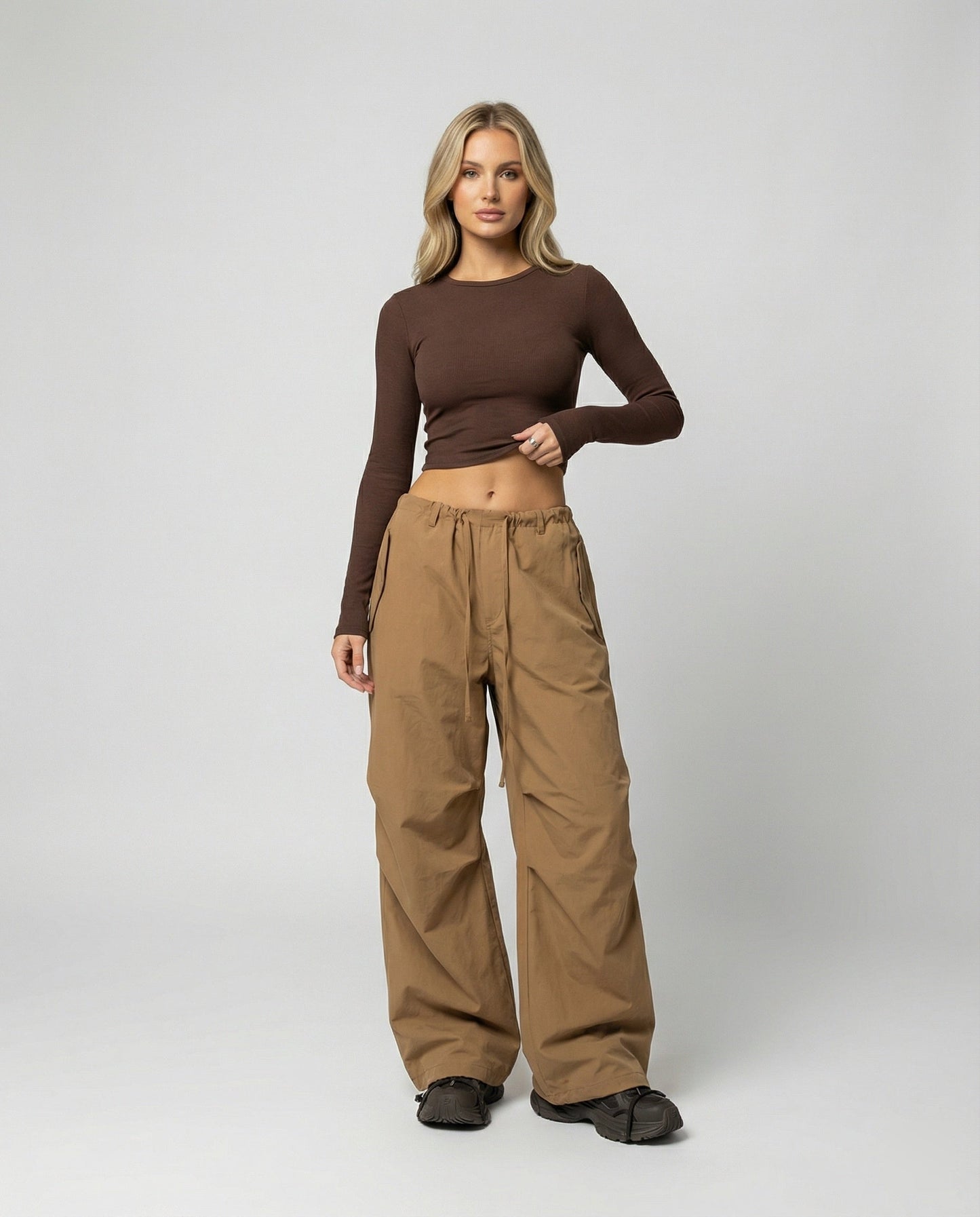 Weite Damen Streetwear-Hose Mit Kniefalten Und Tunnelzug