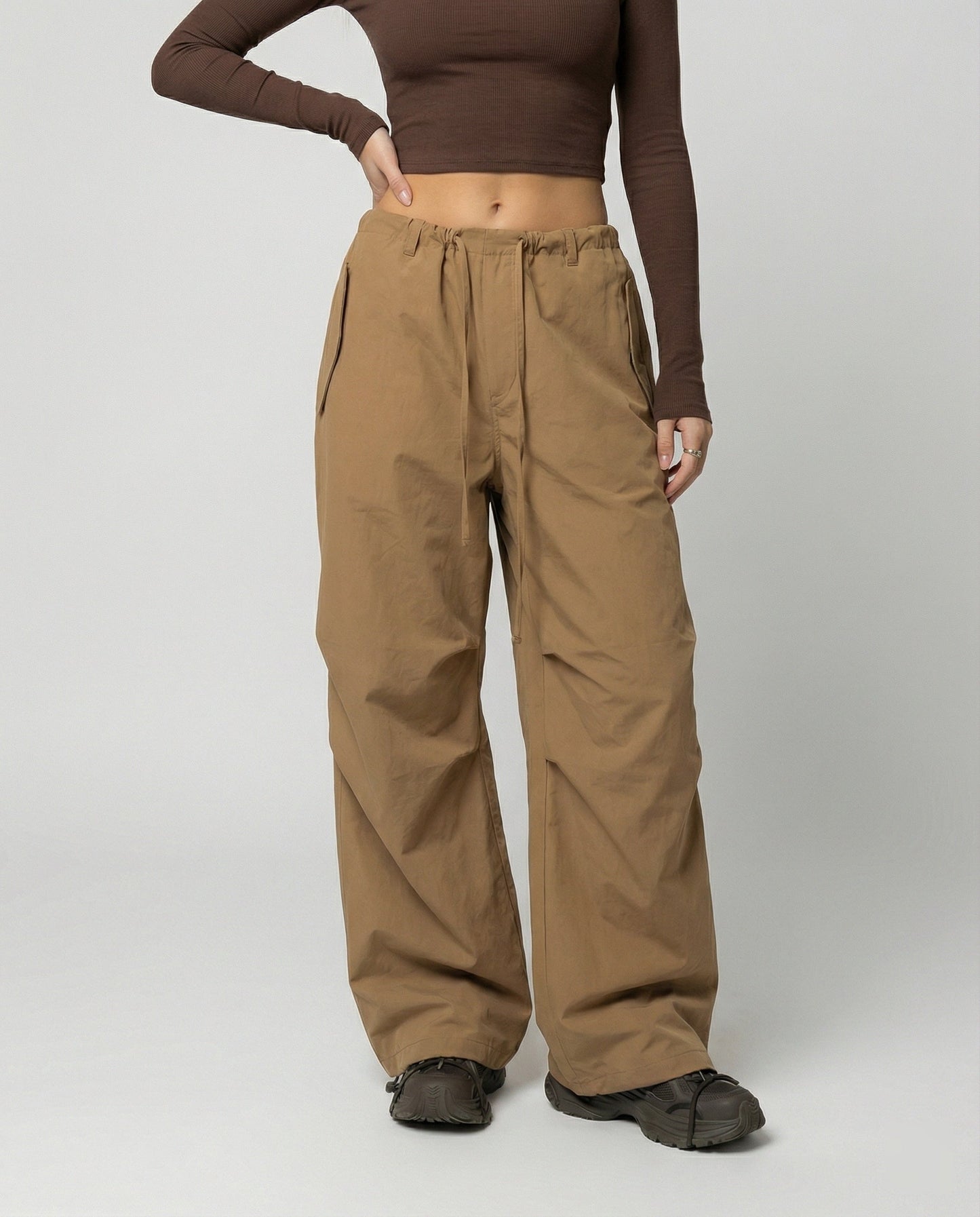 Weite Damen Streetwear-Hose Mit Kniefalten Und Tunnelzug - BerlinGlamour