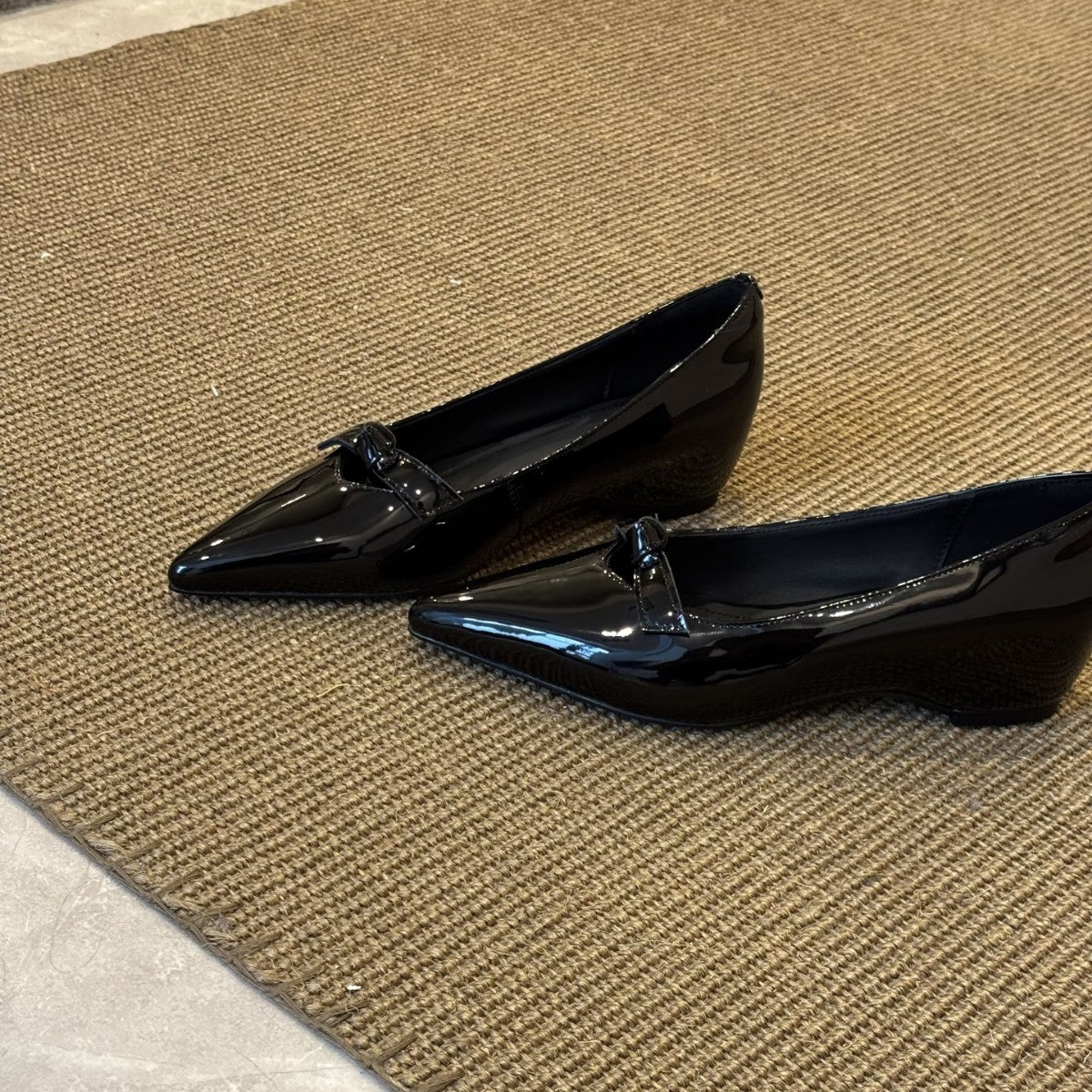 Damen Lack-Schuhe Elegante Schleife Schwarz