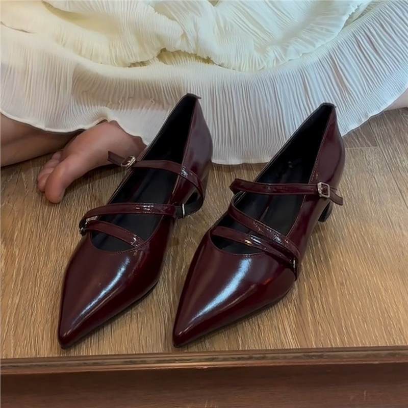 Damen Pumps Spitze mit Riemenverschluss Glänzend Schwarz