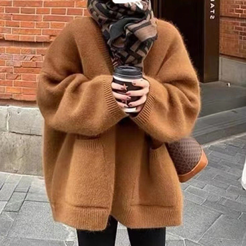 Weite Strickjacke mit Taschen und V-Ausschnitt Lange - BerlinGlamour