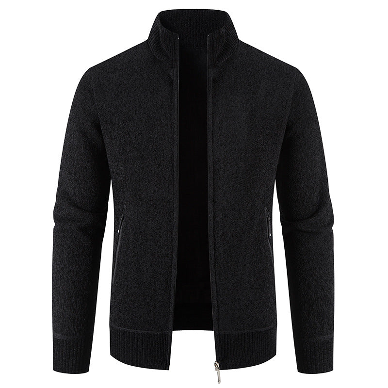 Elegante Strickjacke mit hohem Kragen und praktischen Reißverschlusstaschen BerlinGlamour.