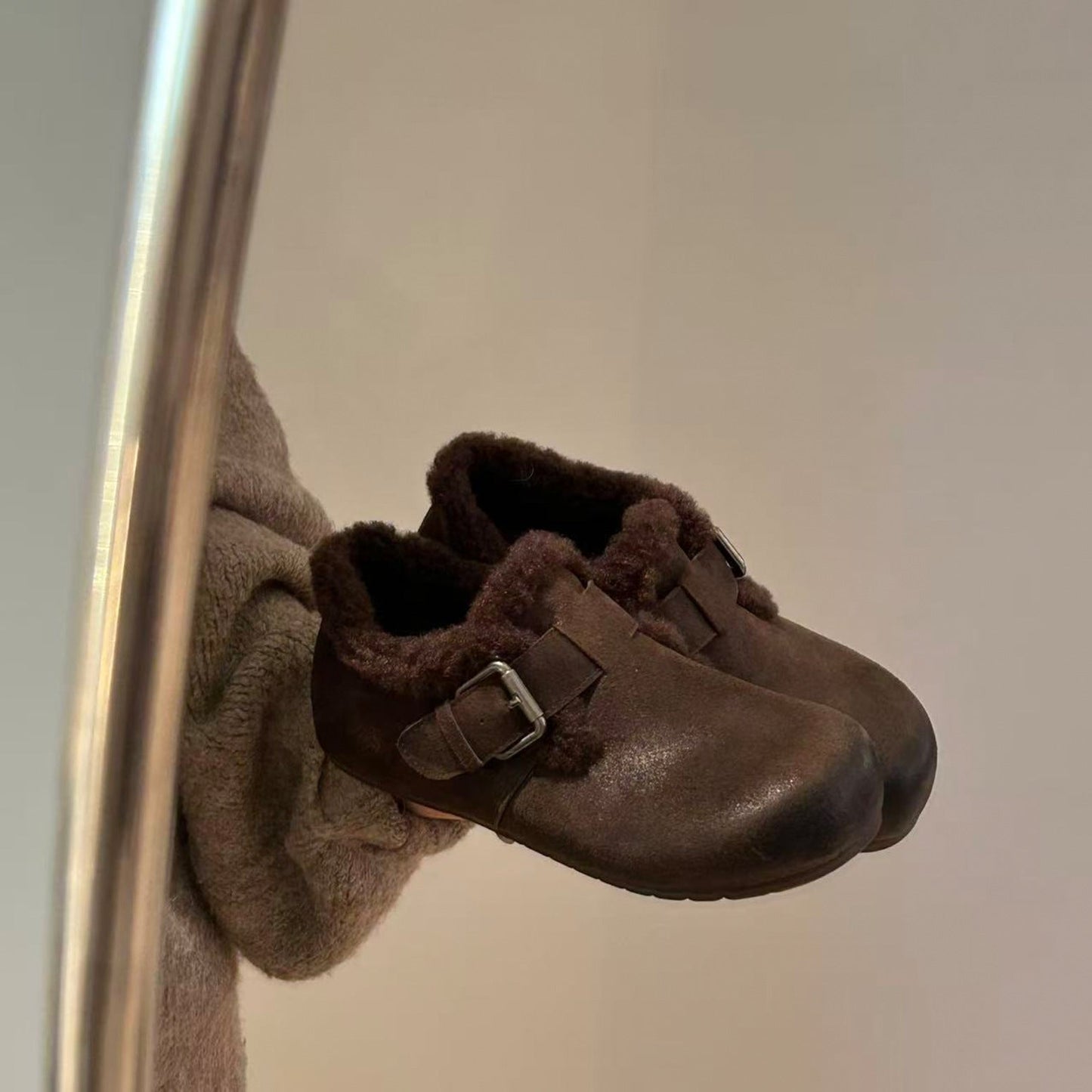 Damen Clogs Weich Kunstfell Schnallen Design Bequem