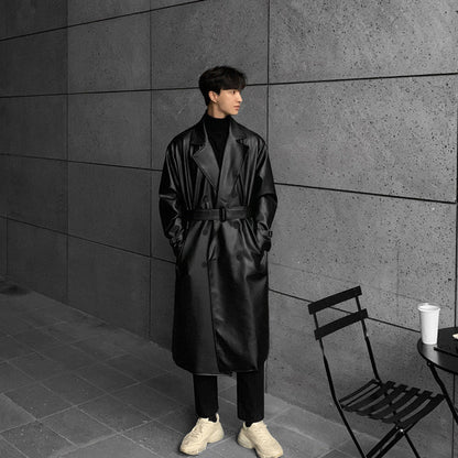 Moderne Longtrenchcoat mit elegantem Design und hochwertigem Material. Perfekt für den modebewussten Herren, der einzigartige und stilvolle Erscheinung sucht.