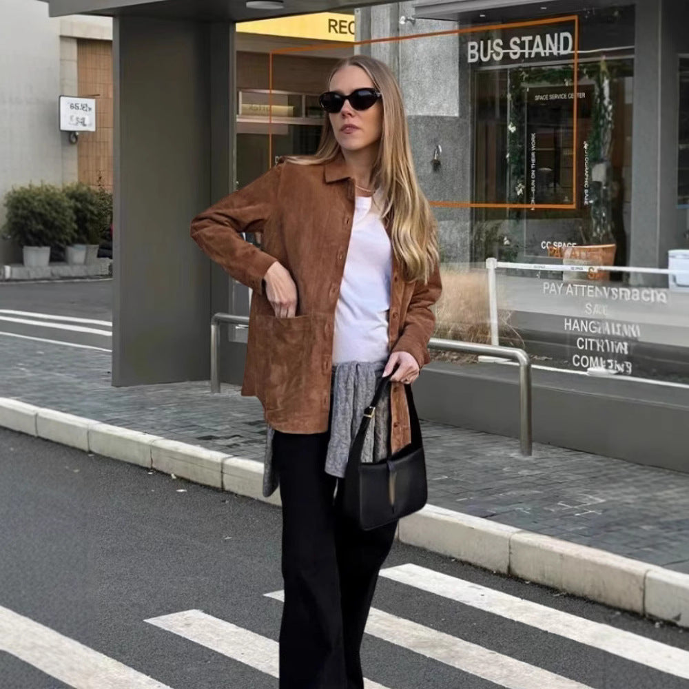 Damen-Wildlederjacke mit Praktischen Aufgesetzten Taschen und Elegantem Schnitt Berlin-Glamour.