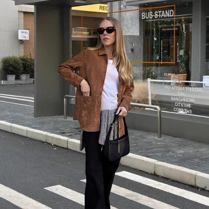 Damen-Wildlederjacke mit Praktischen Aufgesetzten Taschen und Elegantem Schnitt Berlin-Glamour.