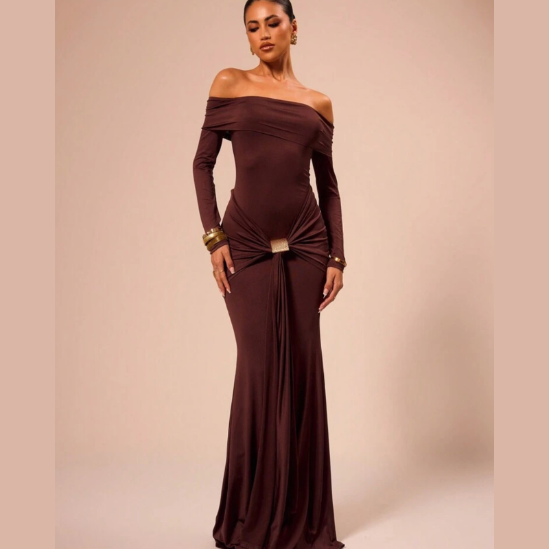 Elegantes Off-Shoulder Maxikleid mit Drapierung Gold Dekor - BerlinGlamour
