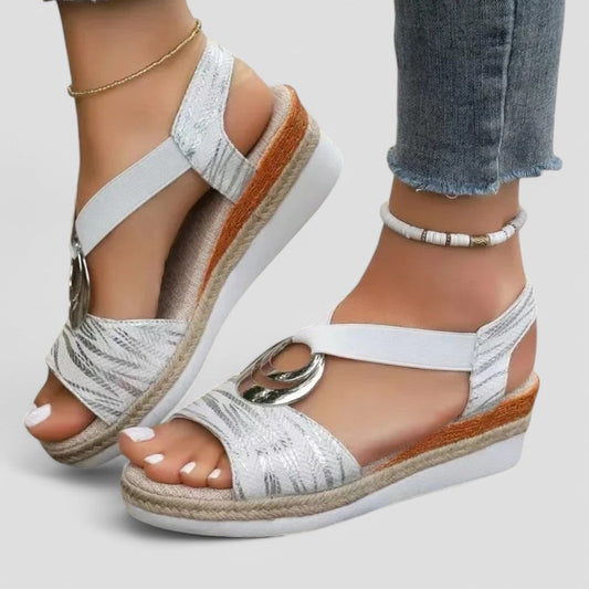 Orthopädische Keilsandalen mit metallischem Ringdetail 0