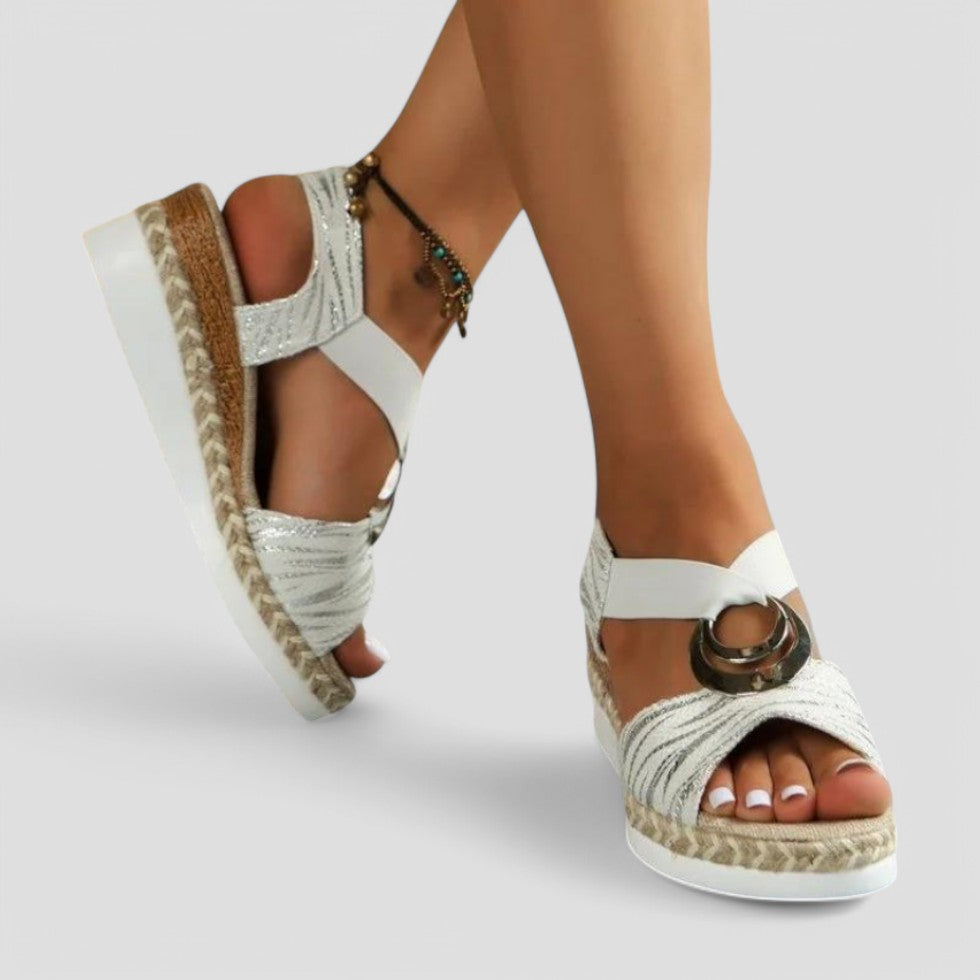 Orthopädische Keilsandalen mit metallischem Ringdetail 1
