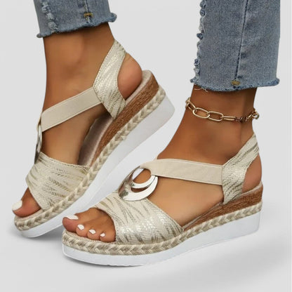 Orthopädische Keilsandalen mit metallischem Ringdetail 2