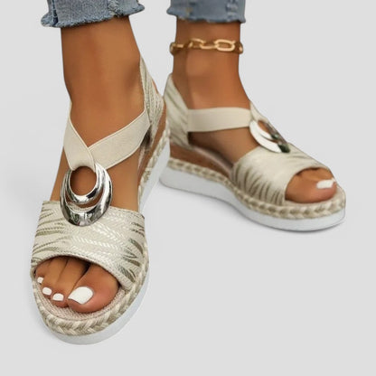 Orthopädische Keilsandalen mit metallischem Ringdetail 3