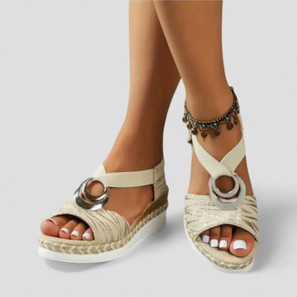 Orthopädische Keilsandalen mit metallischem Ringdetail 5