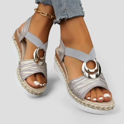 Orthopädische Keilsandalen mit metallischem Ringdetail 6