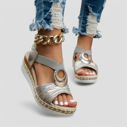 Orthopädische Keilsandalen mit metallischem Ringdetail 7