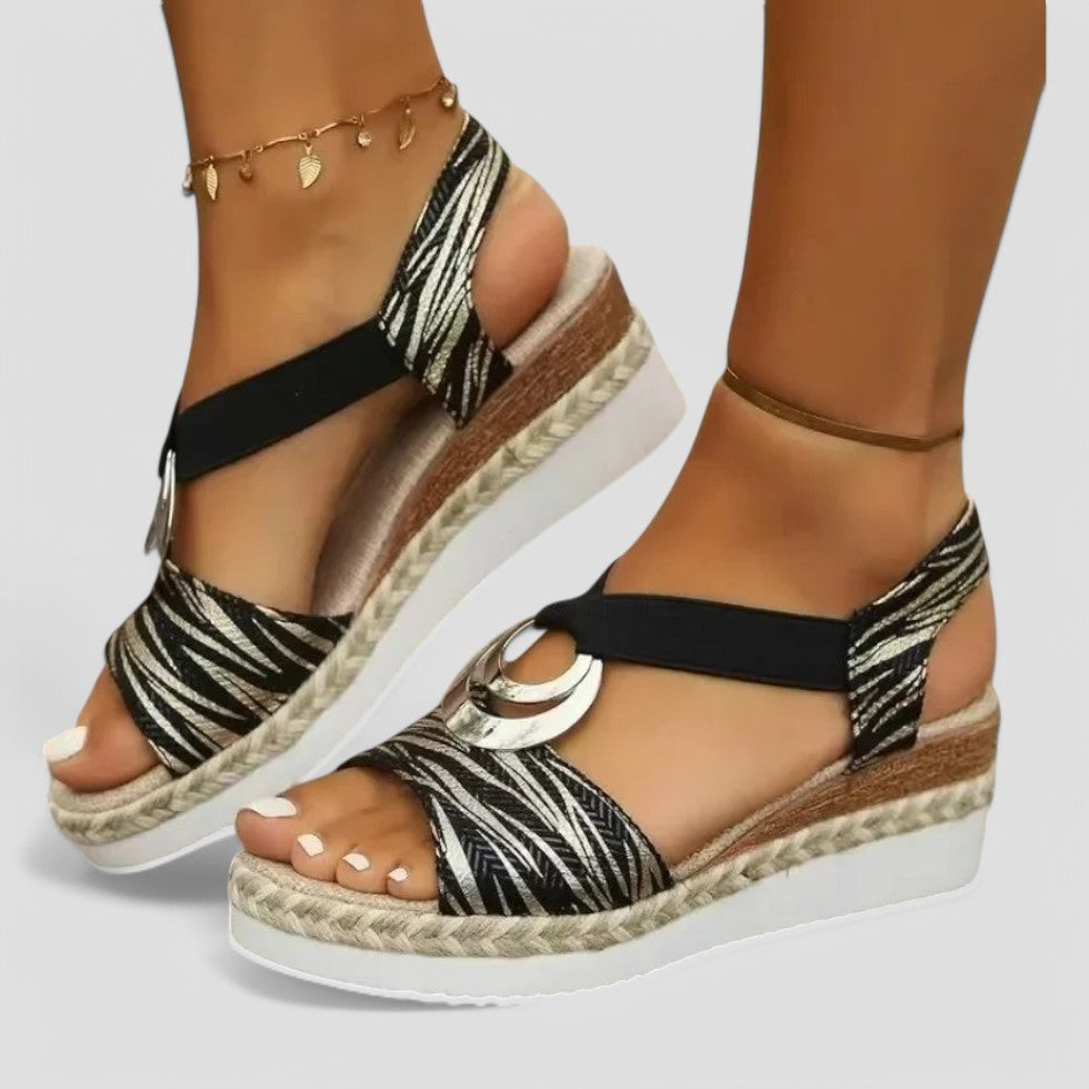 Orthopädische Keilsandalen mit metallischem Ringdetail 8