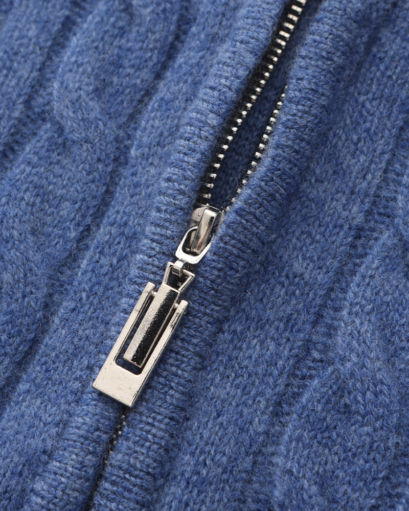 Blauer Pullover Zopfmuster mit Wildleder Loafer Passendes Herren Outfit
